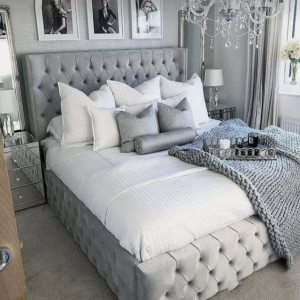 تخت خواب چستر طوسی در اتاق خواب مدرن