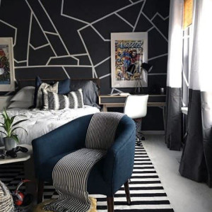 دکوراسیون اتاق خواب پسرانه جوان مشکی سرمه ای با تم سینمایی