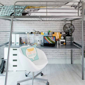 اتاق خواب پسرانه جوان و نوجوان سفید با دیوارپوش آجری و تخت و میز دو طبقه فلزی