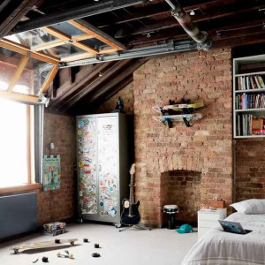 دکوراسیون اتاق خواب پسرانه نوجوان و جوان به سبک صنعتی با دیوارهای آجری