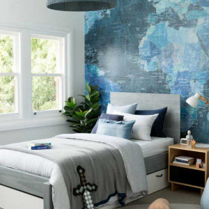 اتاق خواب پسرانه جوان آبی طوسی مدرن با پوستر دیواری نقشه جهان و تم سفر و ماجراجویی