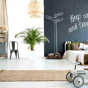 اتاق خواب پسرانه جوان بزرگ مشکی سفید با تم سفر و ماجراجویی و دیوار تخته سیاه