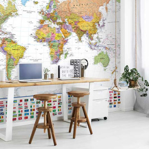 اتاق خواب پسرانه جوان سفید و مدرن با پوستر دیواری نقشه جهان و تم سفر و ماجراجویی