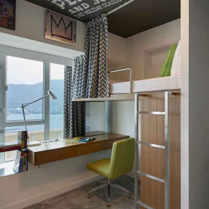 اتاق خواب پسرانه نوجوان سبز سفید مدرن کوچک با تخت و میز دو طبقه