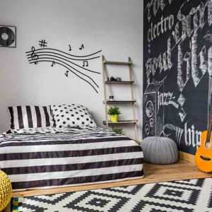 اتاق خواب پسرانه جوان و نوجوان سفید مشکی با تم دکوراسیون موسیقی و گیتار