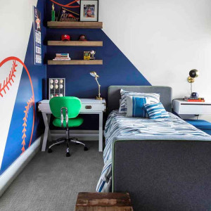 دکوراسیون اتاق خواب پسرانه نوجوان و جوان سفید آبی با تم ورزشی بیسبال