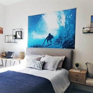 اتاق خواب پسرانه جوان و نوجوان آبی سفید با تم ورزش های آبی و تابلو مدرن