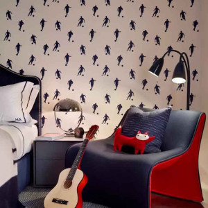 اتاق خواب پسرانه نوجوان و جوان سرمه ای قرمز با کاغذ دیواری و تم ورزشی فوتبالی