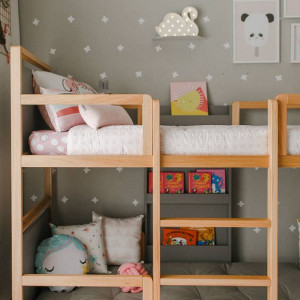 اتاق خواب مشترک دو دختر با تخت دو طبقه