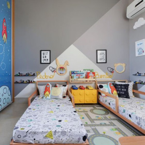 اتاق خواب مشترک بین دو پسر بچه با تخت خواب جدا