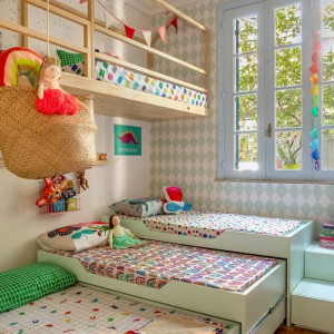 اتاق خواب مشترک بین چهار کودک خردسال