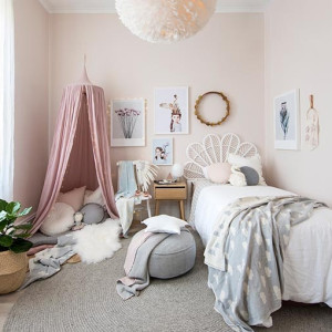 دکوراسیون اتاق خواب دخترانه کودک شیک و روایی با تور صورتی و تابلو دکوری