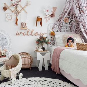 دکوراسیون اتاق خواب دخترانه کودک سفید شیک با تور بالای تخت