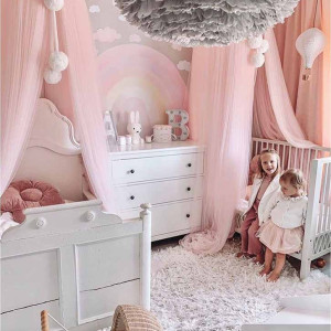 دکوراسیون اتاق خواب دخترانه کودک مشترک طوسی صورتی با تور بالای تخت