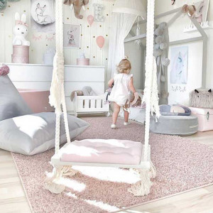 دکوراسیون اتاق خواب دخترانه کودک سفید طوسی با تخت فانتزی طرح خانه و فرش صورتی