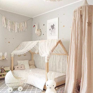 دکوراسیون اتاق خواب دخترانه کودک طوسی کرم شیک با تخت فانتزی طرح خانه و تور سفید بالای تخت