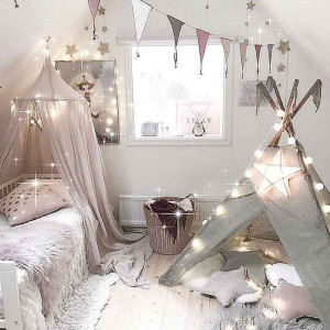 دکوراسیون اتاق خواب دخترانه کودک رویایی سفید طوسی با کاغذ رنگی و چادر سرخ پوستی