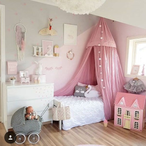 دکوراسیون اتاق خواب دخترانه کودک طوسی صورتی شیک با تور بالای تخت