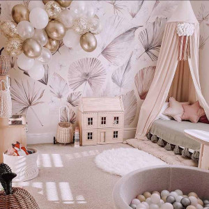 دکوراسیون اتاق خواب دخترانه کودک شیک و لاکچری سفید کرم با پوستر دیواری و بادکنک های رنگی