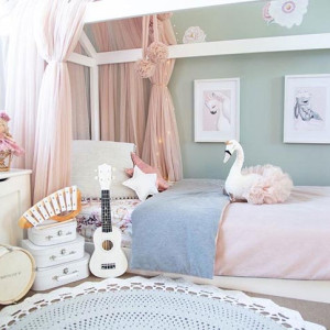 دکوراسیون اتاق خواب دخترانه کودک آبی صورتی با تخت فانتزی طرح خانه سفید