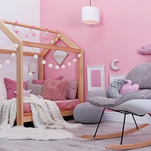 دکوراسیون اتاق خواب دخترانه کودک رویایی و شیک صورتی سفید با تخت فانتزی طرح خانه