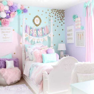 دکوراسیون اتاق خواب دخترانه کودک آبی صورتی با کاغذ رنگی و پام پام های رنگی