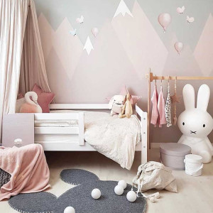 دکوراسیون اتاق خواب دخترانه کودک با تم کوه و طبیعت و تور بالای تخت پاستلی