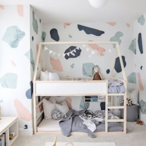 دکوراسیون اتاق خواب دخترانه کودک مشترک مدرن و شیک با تخت دو طبقه فانتزی