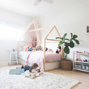 دکوراسیون اتاق خواب دخترانه کودک سفید شی با تخت فانتزی طرح خانه