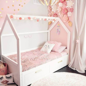 دکوراسیون اتاق خواب دخترانه کودک سفید صورتی با کاغذ رنگی و تخت فانتزی طرح خانه