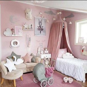 دکوراسیون اتاق خواب دخترانه کودک صورتی رویایی با تور بالای تخت صورتی