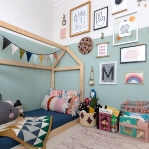 دکوراسیون اتاق خواب پسرانه کودک سبز سفید مدرن با تخت فانتزی طرح خانه