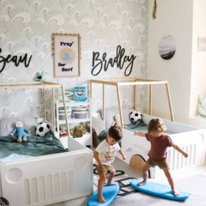 دکوراسیون اتاق خواب پسرانه مشترک کودک سفید کرم با سخت فانتزی و تم فوتبالی