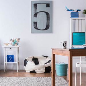 دکوراسیون اتاق خواب پسرانه کئدم با تم فوتبالی و صندلی طرح توپ