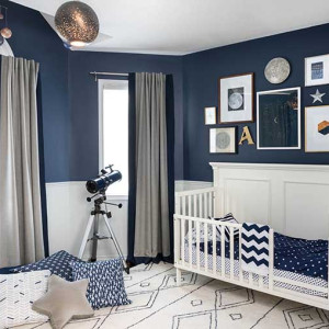 دکوراسیون اتاق خواب پسرانه کودک سرمه ای سفید شیک و لامچری با تم سیاره و فضا و تلسکوپ