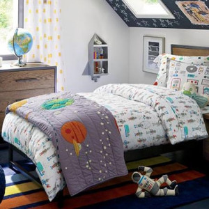 دکوراسیون اتاق خواب پسرانه کودک سرمه ای سفید با تم سیاره و فضا