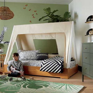 دکوراسیون اتاق خواب پسرانه کودک سبز سفید با تخت فانتزی چادری و تم طبیعت