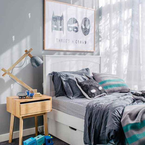 دکوراسیون اتاق خواب پسرانه کودک مدرن و شیک طوسی سفید با تم شخصیت های کارتونی بتمن و اسپایدرمن