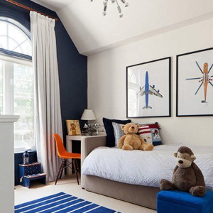 دکوراسیون اتاق خواب پسرانه کودک سفید سرمه ای با تم هواپیما و هلیکوپتر