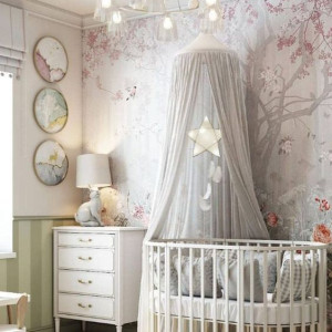 دکوراسیوت اتاق نوزاد دختر طوسی سفید با پوستر دیواری و تور بالای تخت طوسی