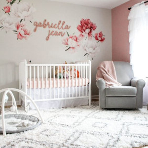 دکوراسیون اتاق نوزاد دختر سفید صورتی با استیکر دیواری طرح گل