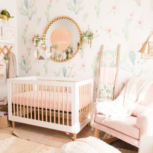 دکوراسیون اتاق نوزاد دختر سفید صورتی با کاغذ دیواری طرح گل مدرن و شیک