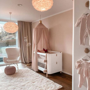 دکوراسیون اتاق نوزاد دختر صورتی گلبهی مدرن و شیک با فرش شگی سفید