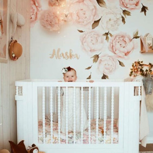 دکوراسیون اتاق نوزاد دختر سفید شیک و مدرن با پوستر دیواری طرح گل