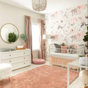 دکوراسیون اتاق نوزاد دختر سفید گلبهی صورتی مدرن با پوستر دیواری پشت تخت