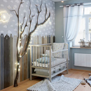 دکوراسیون اتاق نوزاد پسر آبی با تم طبیعت و درخت