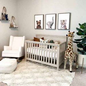 دکوراسیون اتاق نوزاد دختر طوسی با تابلو طرح حیوانات