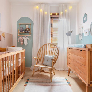 دکوراسیون اتاق نوزاد پسر شیک و مدرن آبی سفید با ریسه نوری