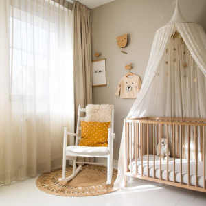 دکوراسیون اتاق نوزاد دختر قهوه ای سفید مدرن با تور بالای تخت سفید
