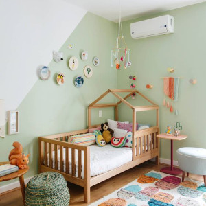 دکوراسیون اتاق کودک دختر سبز سفید با تخت فانتزی طرح خانه